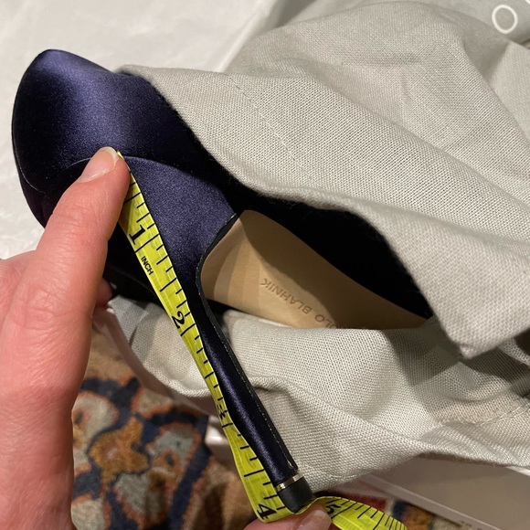 Manolo Blahnik Navy Satin Hingisi Size 38.5 - Picture 6 of 7